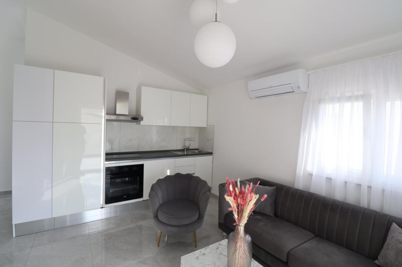 Vrsi Apartments Bagian luar foto
