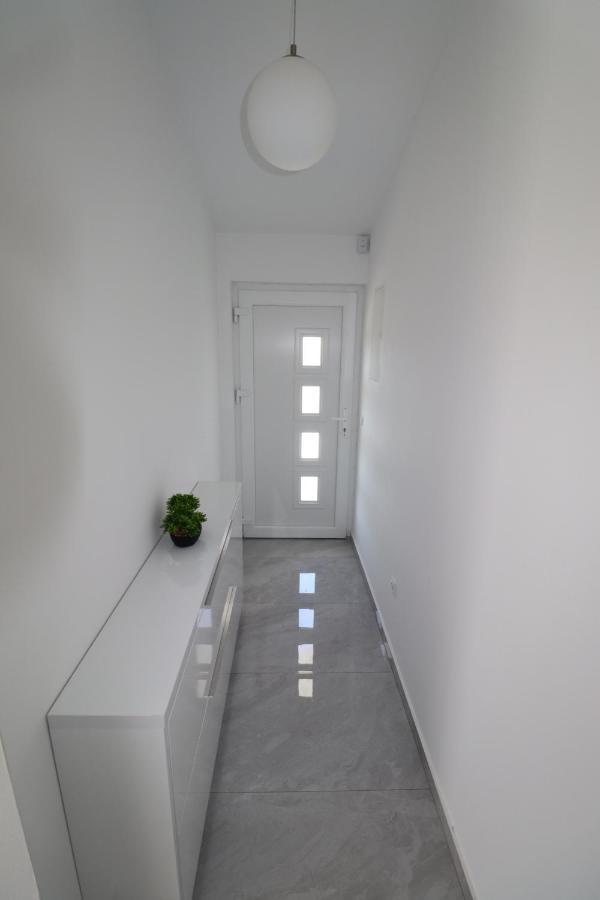 Vrsi Apartments Bagian luar foto